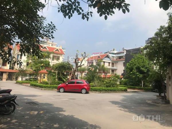 Bán biệt thự gần hồ điều hòa khu TT4 - Thành phố Giao Lưu, giá tốt chủ nhà thiện trí bán.
